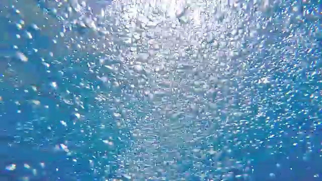 3个镜头与泡泡在游泳池中跳跃视频下载