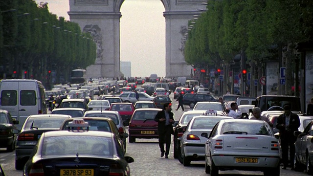高角度放大吊车拍摄香榭丽舍大街上的行人/背景中的凯旋门/巴黎视频素材