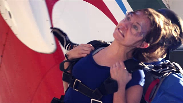 害怕的女孩做双人跳伞视频素材