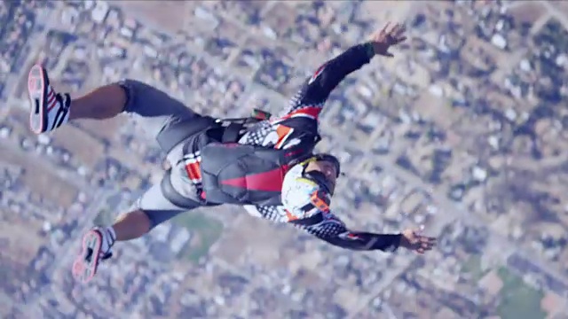 跳伞摄影师拍摄双人跳伞者视频素材