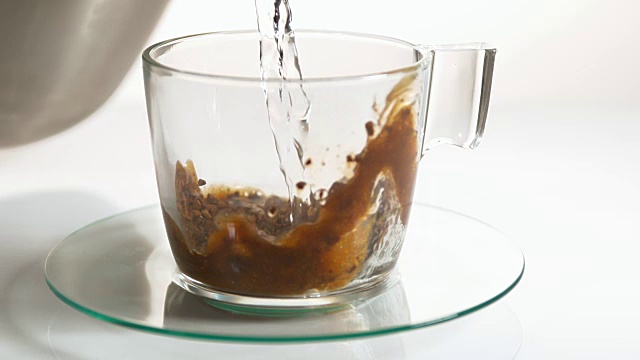 速溶咖啡被倒在一个杯子对白色背景，慢动作视频素材