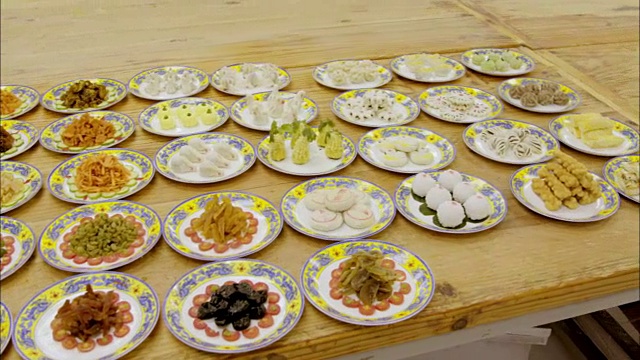 用盘子装饰中国食物视频素材