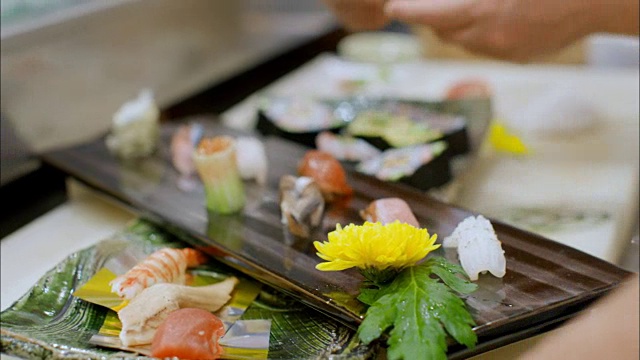 厨师装饰寿司盘视频素材