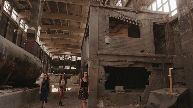 “三名妇女在废弃工厂附近行走的WS SLO MO拍摄/德国柏林”视频素材