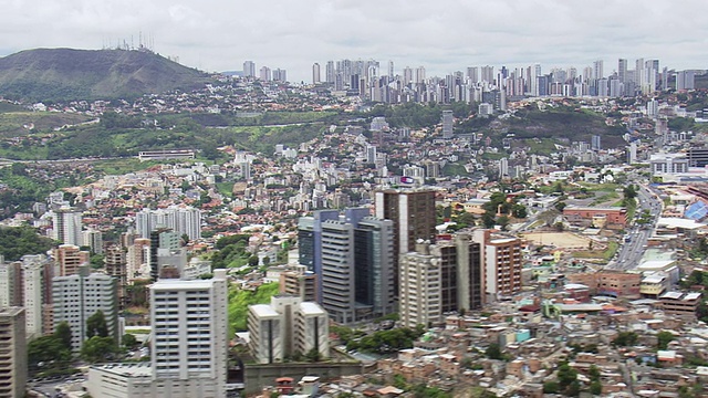 山脉和建筑的WS鸟瞰图/米纳斯吉拉斯州，巴西视频素材