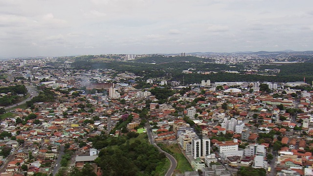 建筑和山的WS鸟瞰图/米纳斯吉拉斯州，巴西视频素材