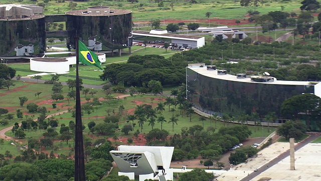 风中飘扬的旗帜/巴西利亚，巴西视频素材