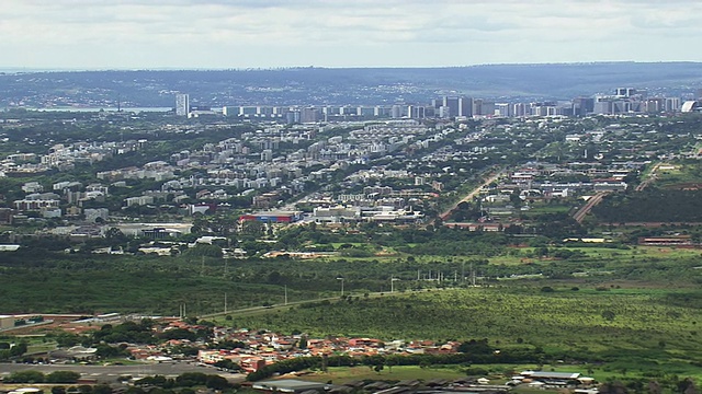 建筑和树木的WS鸟瞰图/巴西利亚，巴西视频素材