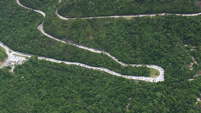 巴西里约热内卢山区公路/里约热内卢的WS AERIAL ZO视图视频素材