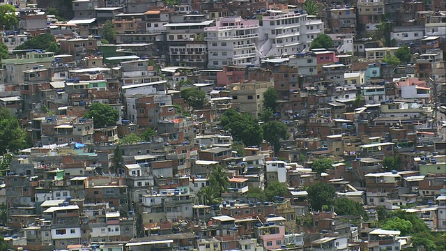 Rochina Favela city with mountains /里约热内卢de Janeiro，巴西视频下载