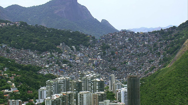 Rochina Favela village /里约热内卢de Janeiro，巴西，WS鸟瞰图视频下载