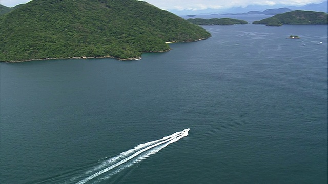 一艘快艇在巴西里约热内卢的海洋中行驶视频素材
