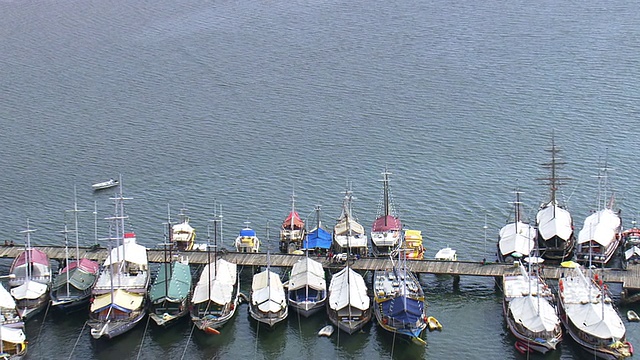 在巴西圣保罗的帕拉蒂小码头上，小船在呼啸视频下载