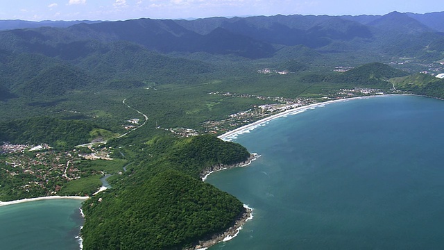 海岸附近城市的WS鸟瞰图/圣保罗，巴西视频素材