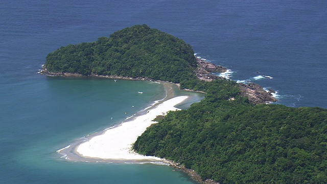 Castelhanos海滩/圣保罗，巴西的MS航拍视频素材