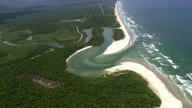MS鸟瞰图的海岸线与山脉/圣保罗，巴西视频素材