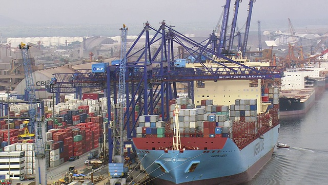 巴西巴拉那港装载集装箱的航拍图视频素材