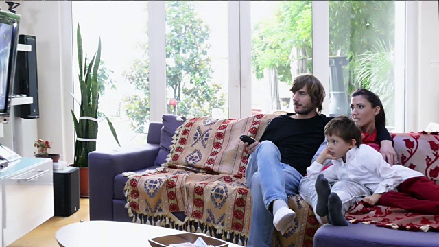 在节日快乐的土耳其家庭在家里看电视视频素材