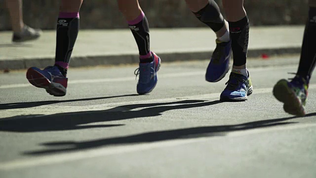 城市马拉松运动员背光(4K/超高清)视频素材