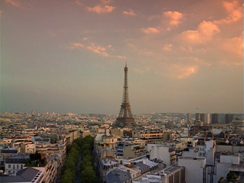 高角长镜头广角PAN建筑，街道+埃菲尔铁塔日落/法国巴黎视频素材