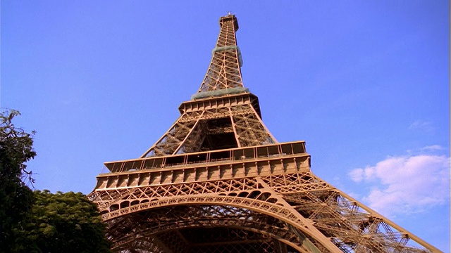 步行视角相机跟随3个女孩在草地上跑步/倾斜低角度的埃菲尔铁塔和树的背景/巴黎视频下载