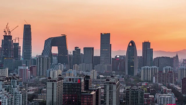 时光流逝——北京天际线的高景，白天到夜晚的过渡(WS/平移)视频下载