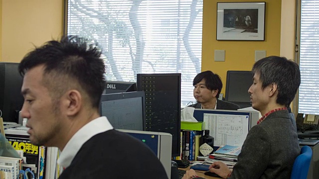 在办公室工作的日本商人。视频素材