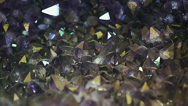 特写镜头的紫紫水晶晶视频下载