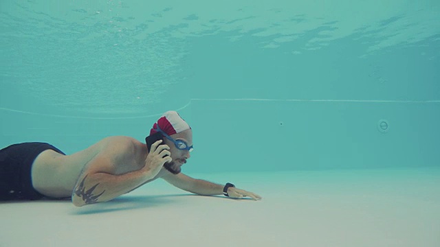 在水下使用手机的人视频素材