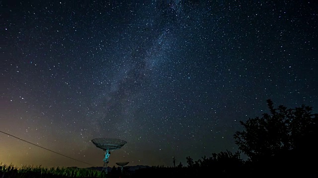 时间流逝-银河下的射电望远镜视频素材