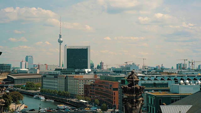 柏林与施普雷河和柏林Fernsehturm或电视塔，柏林，德国视频素材
