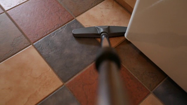 真空吸尘器的喷嘴清洁厨房地板视频素材