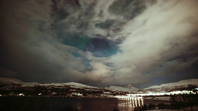 特罗姆瑟和北极星的冬夜天空视频下载