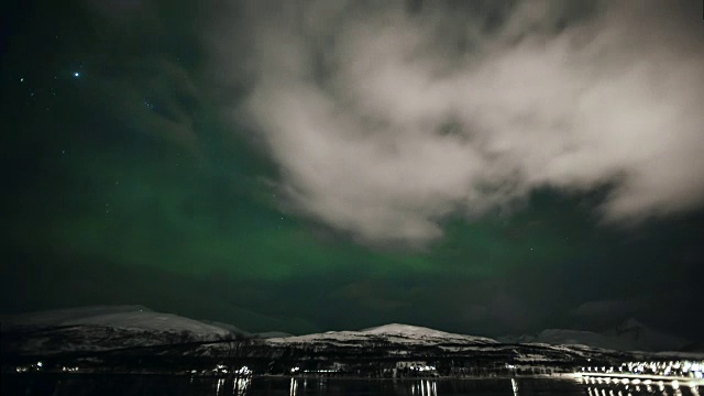 特罗姆瑟和北极星的冬夜天空视频素材