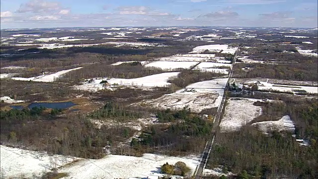 农田与雪-鸟瞰图-纽约，卡尤加县，美国视频素材