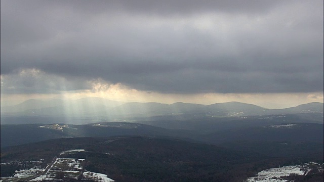 冬季太阳在森林上空-鸟瞰图-纽约，奥尔巴尼县，美国视频素材