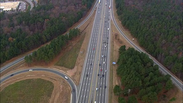 在40号州际公路上的交通-鸟瞰图-北卡罗来纳州，威克县，美国视频下载