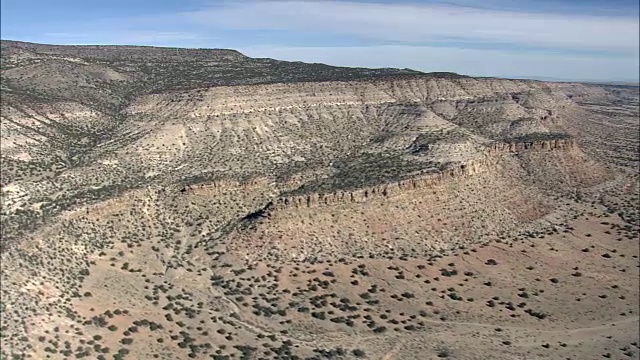 通过马山和Mesa Gallina -鸟瞰图-新墨西哥，巴伦西亚县，美国视频素材