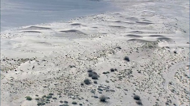 沙丘在绘制的沙漠-鸟瞰图-亚利桑那州，科科尼诺县，美国视频素材