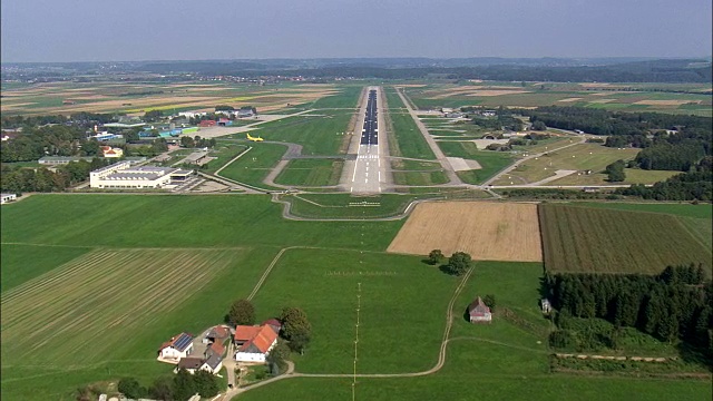 接近Memmingen机场跑道-鸟瞰图-巴伐利亚，斯瓦比亚，Landkreis Unterallgäu，德国视频素材