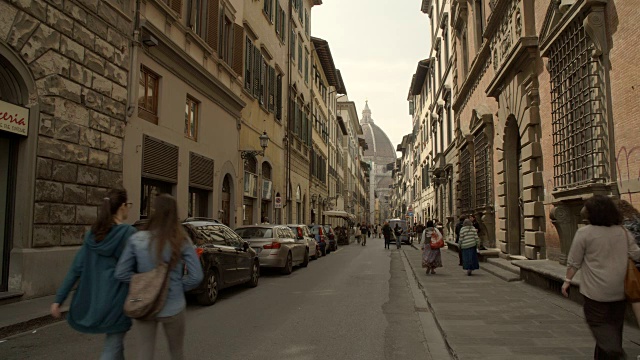 高楼林立的街道/意大利的佛罗伦萨视频素材