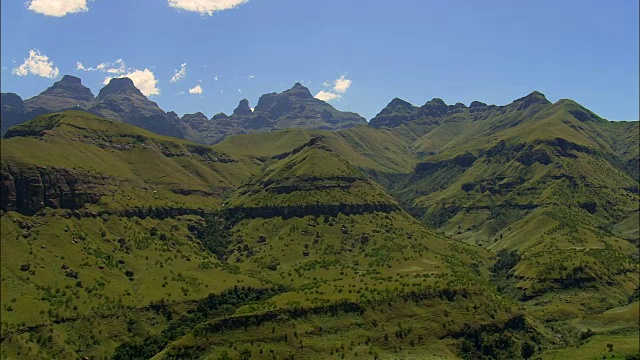 接近大教堂山顶鸟瞰图夸祖鲁-纳塔尔省，南非视频下载