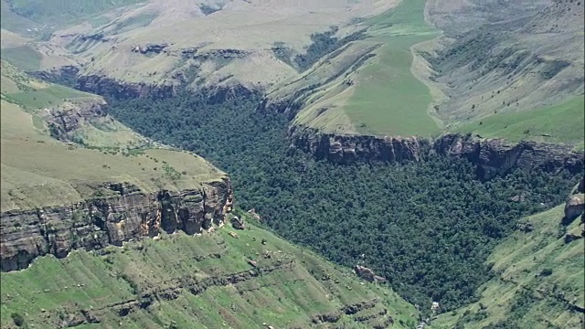 通向大教堂峰的山谷-鸟瞰图-夸祖鲁-纳塔尔省，南非视频下载