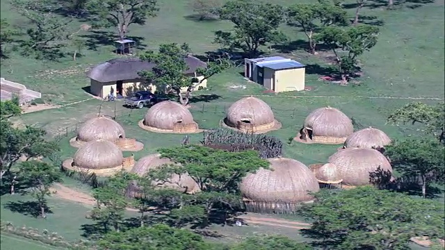 祖鲁Kraal -鸟瞰图-夸祖鲁-纳塔尔省，uMzinyathi区自治市，姆辛加，南非视频下载