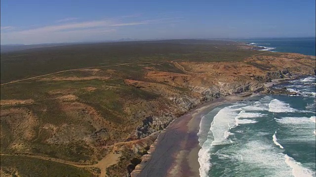 沿海岸线低空飞行-鸟瞰图-西开普省，西岸区自治市，Matzikama，南非视频素材