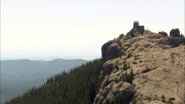 哈尼峰和瞭望塔-鸟瞰图-南达科塔，潘宁顿县，美国视频素材