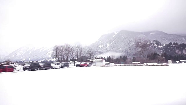 路上:山间的乡村雪景。视频下载