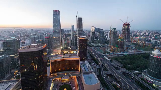 时间推移-鸟瞰图北京城市天际线，白天到夜晚过渡(WS缩放平移)视频素材