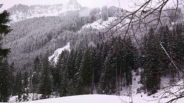 乡村雪山景观。人们在底部滑雪。视频下载