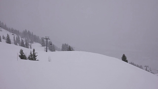 移动的滑雪缆车，在雪山上上上下下。视频下载